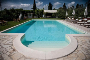 Гостиница Cevoli Country Resort  Лари